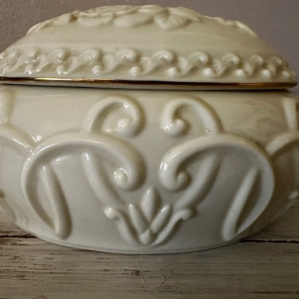 LENOX Ivory Rose Embossed Jewelry Trinket Box Music Oval Gold Trim 5.5